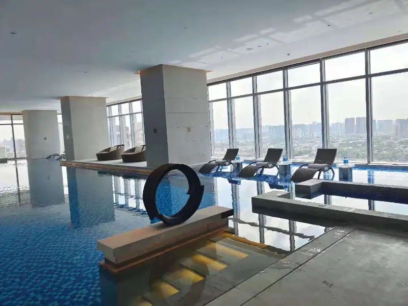 La pompe à chaleur et le système de climatisation de la piscine Blueway assurent un confort toute l'année à la piscine à débordement Sky du Chengdu Bay Hotel