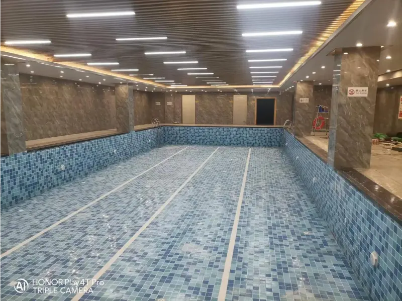 La pompe à chaleur Blueway améliore le confort de la piscine intérieure du projet résidentiel Yabowen No.1 Mansion